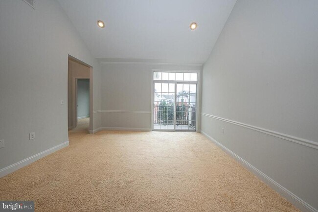 Building Photo - 300 W Elm St