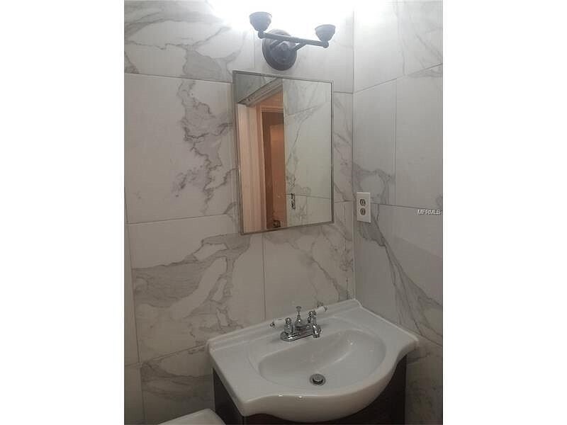 White marbel in bathroom - 2020 W Magnolia St