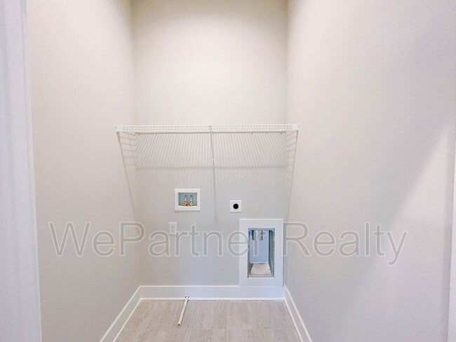 Building Photo - 1085 Adam Cir