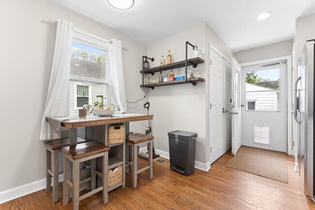 Building Photo - Renovated Bayview Beach Home!