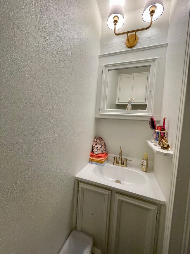 Building Photo - 1924 S Wiley Ave