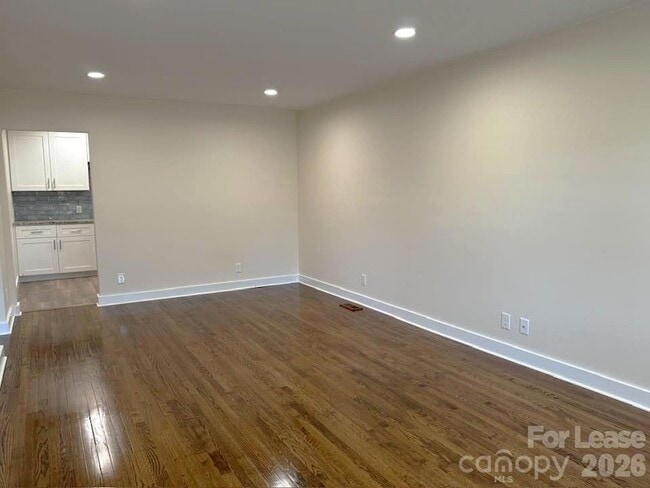 Building Photo - 19612 Oak St