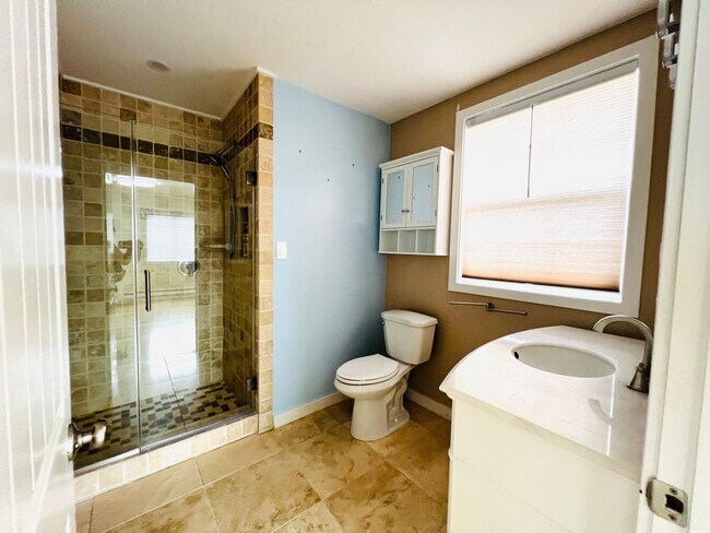 Building Photo - Beautiful 2 bedroom, + office/bonus room i...