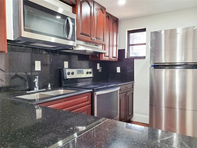 Building Photo - 1901 NW S River Dr