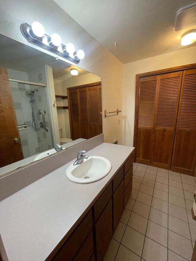 Building Photo - NW BEND Bungalow