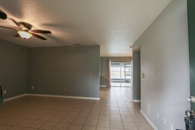 Building Photo - Spacious 2-Bed, 2-bath, 2 car garage pool ...