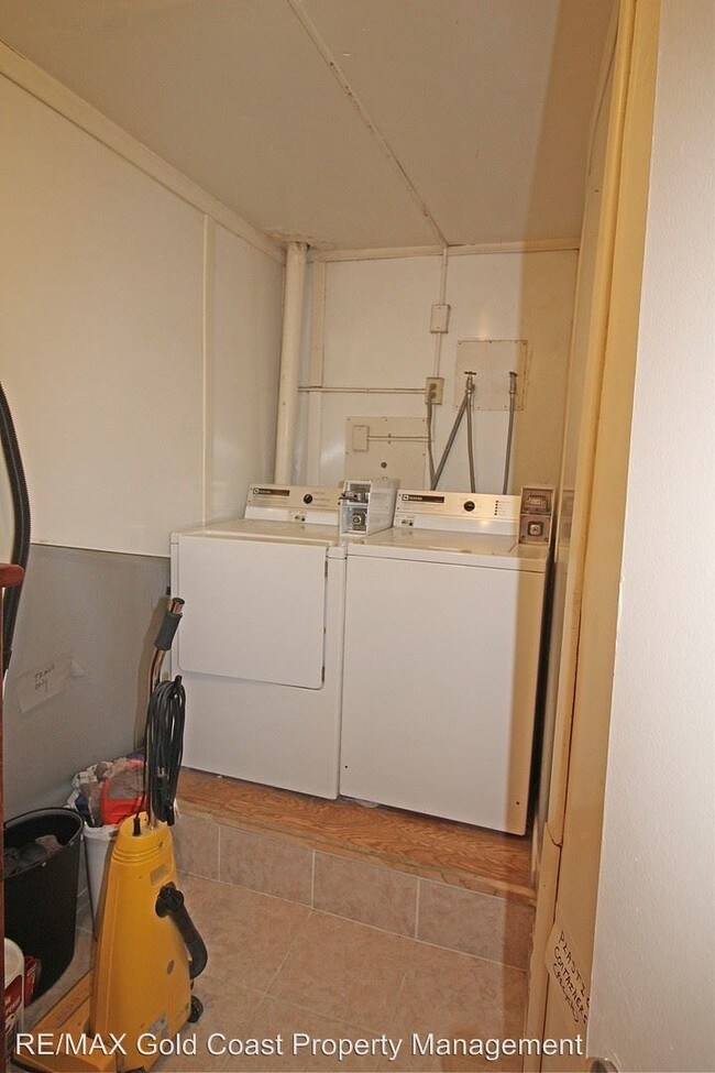 Building Photo - 113 Los Altos St