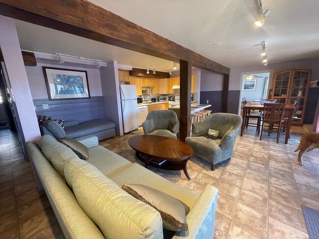 Building Photo - 182 Division St