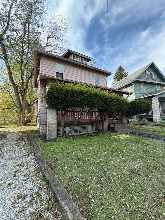 Building Photo - Three bedroom one bathroom home for rent