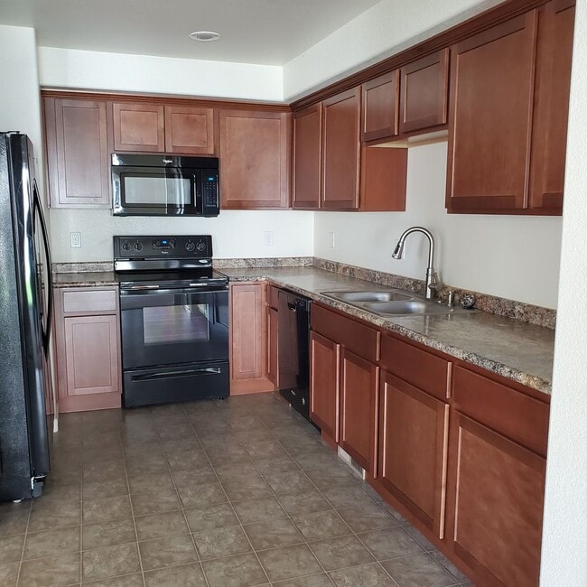 Building Photo - 3 BED 2.5 BATH SADDLE RIDGE TOWNHOME
