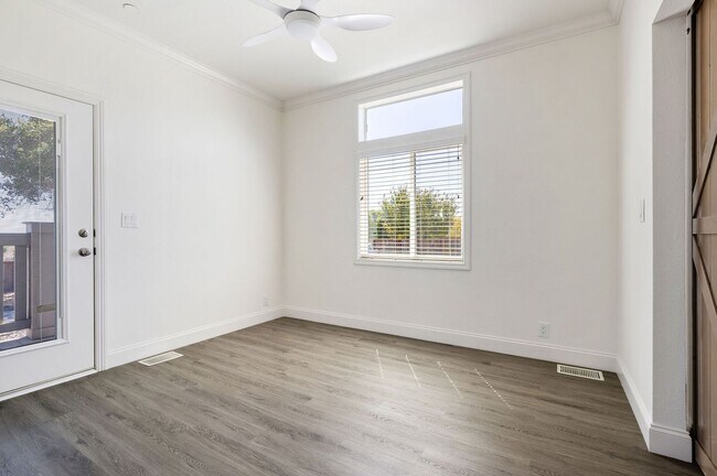 Building Photo - 517 Calabasas Rd