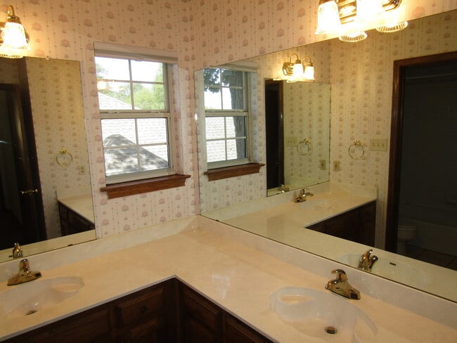 Building Photo - 6106 John Chisum Ln