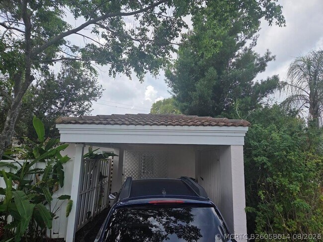 Building Photo - 1152 Bayview Dr