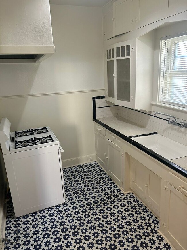 Building Photo - 1037 W Magnolia Ave