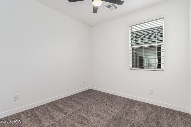 Building Photo - 305 E Leland Rd