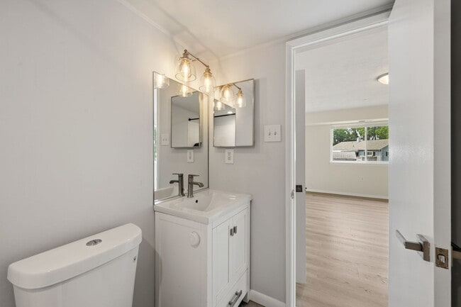 Building Photo - Fairwinds. Renovated and Updated. Spacious 2 bed 2 bath ground level condo in Annapolis!