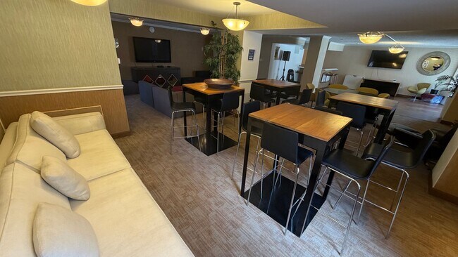Building Photo - 35th Floor Downtown Denver Condo | 1 Bed | Private Balcony | Mountain Views