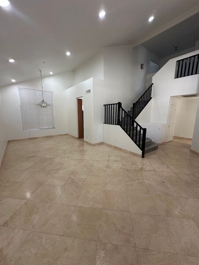 Building Photo - Gorgeous 4 bedroom Scottsdale home with POOL and 3 car garage