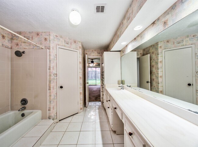 Building Photo - 8022 La Brea Dr