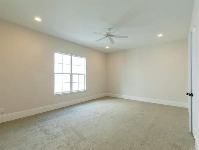 Building Photo - 3821 N Braeswood Blvd