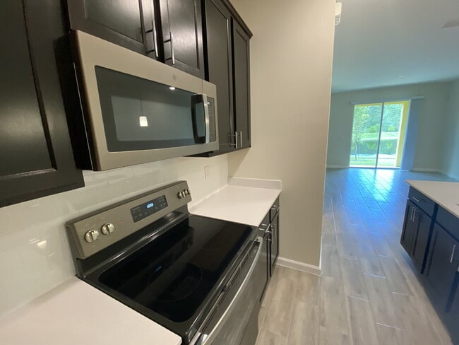 Building Photo - "Charming 3-Bedroom Oasis with 2.5 Baths i...