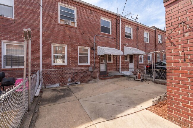 Building Photo - 3-Bedroom, 1.5 Bathroom Home in Belair-Edison