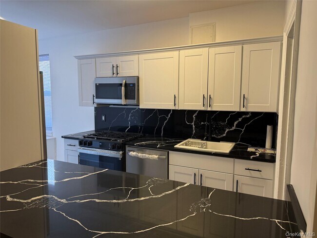 Building Photo - 2166 Bronx Pk E