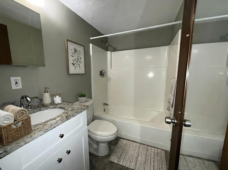 Building Photo - 42 Swanson Ct