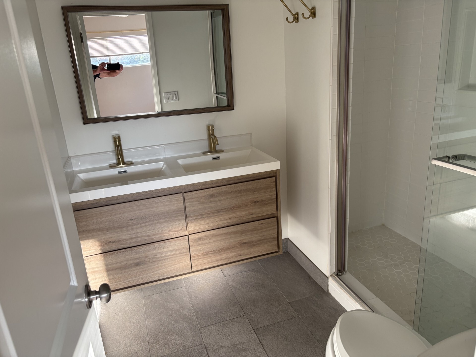 Master Bath - 366 1/2 E Hillsdale St