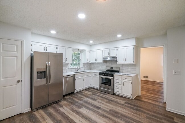Building Photo - 317 E Claiborne Ct