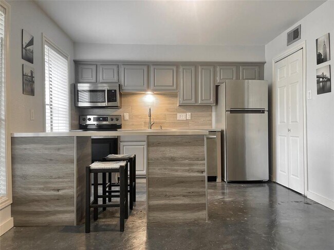 Building Photo - 1311 Antoine Dr
