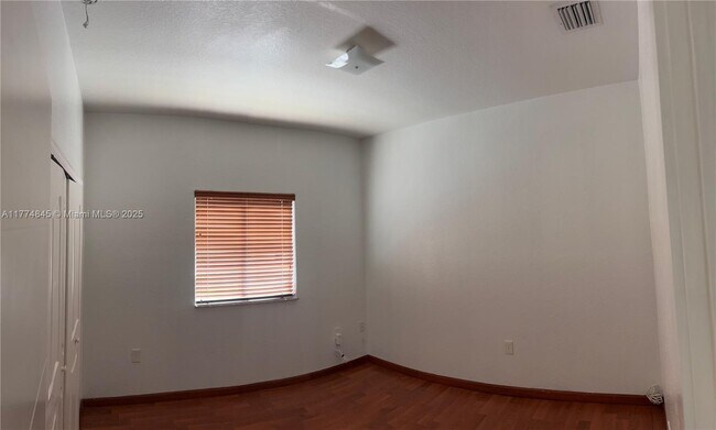 Building Photo - 709 SE 13th Terrace
