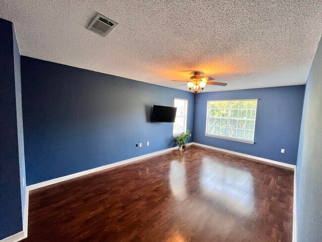 Building Photo - 221 Twin Lakes Ln