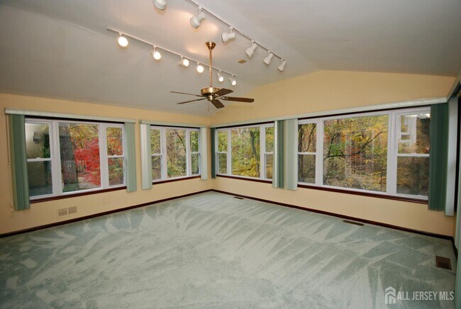 Building Photo - 6 Heather Ln