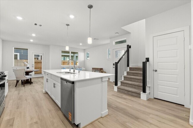 Building Photo - 535 Avisa Dr