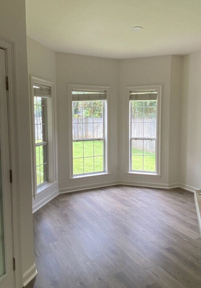 Building Photo - COMING AVAILABLE IN APRIL