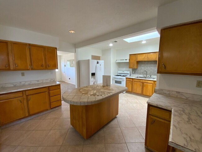 Building Photo - 3 Bedroom Single Story Home Available Near...