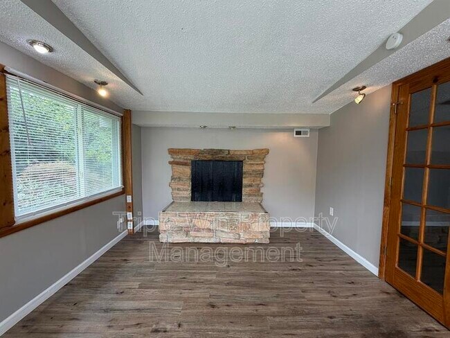 Building Photo - 810 St Anthony Ln