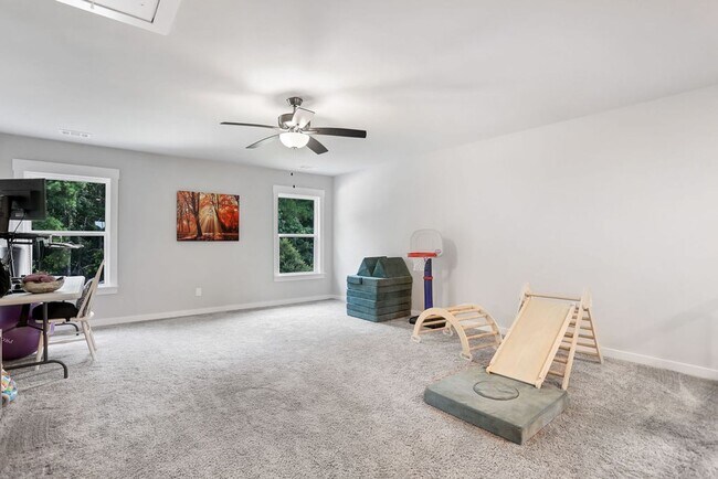 Building Photo - Spacious 4 bedroom 3 bath home with loft