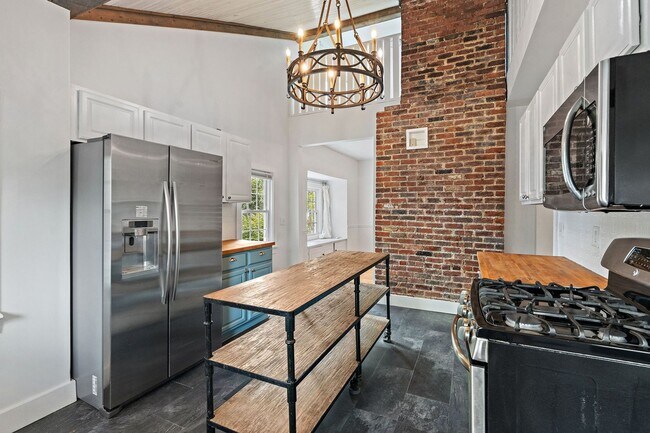 Building Photo - Adorable East Nashville Cottage w/ HUGE Fully-Fenced backyard!