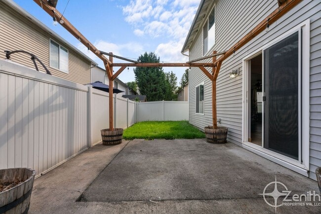 Building Photo - HALF OFF 2ND MONTHS RENT! Fully Updated 4 ...