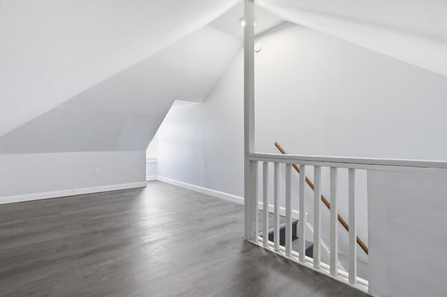 Building Photo - Beautiful Duplex with Charm
