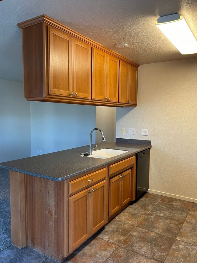 Building Photo - Chico 3 bed 2 bath Condo, Pool, Reserved Parking, upstair unit. newly refurbished