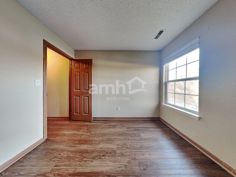 Building Photo - 6044 Draycott Dr