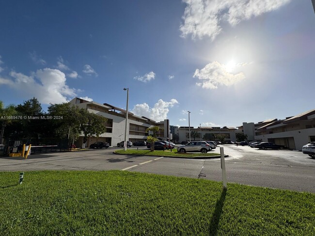 Building Photo - 8860 Fontainebleau Blvd