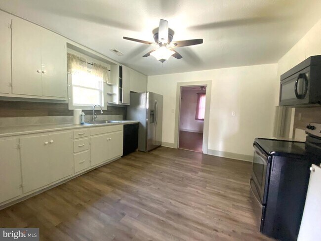 Building Photo - 1601 N Seminole Trail