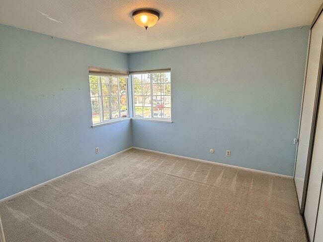 Building Photo - 2302 W Flora St