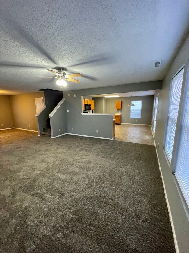 Building Photo - 843 Streamside Dr