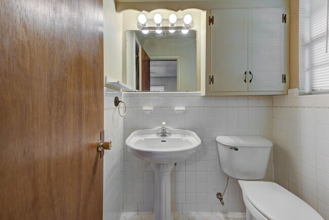 Building Photo - 1202 Benson Dr