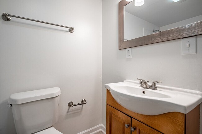 Building Photo - Stunningly renovated 4 bedroom 3 bathroom ...